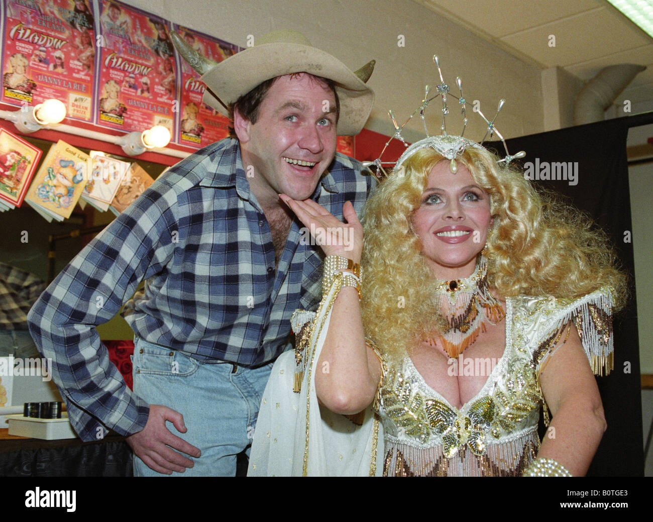 Britt Ekland et Trevor Harrison comme Eddie Grundy dans le panto Aladdin à Birmingham England Banque D'Images