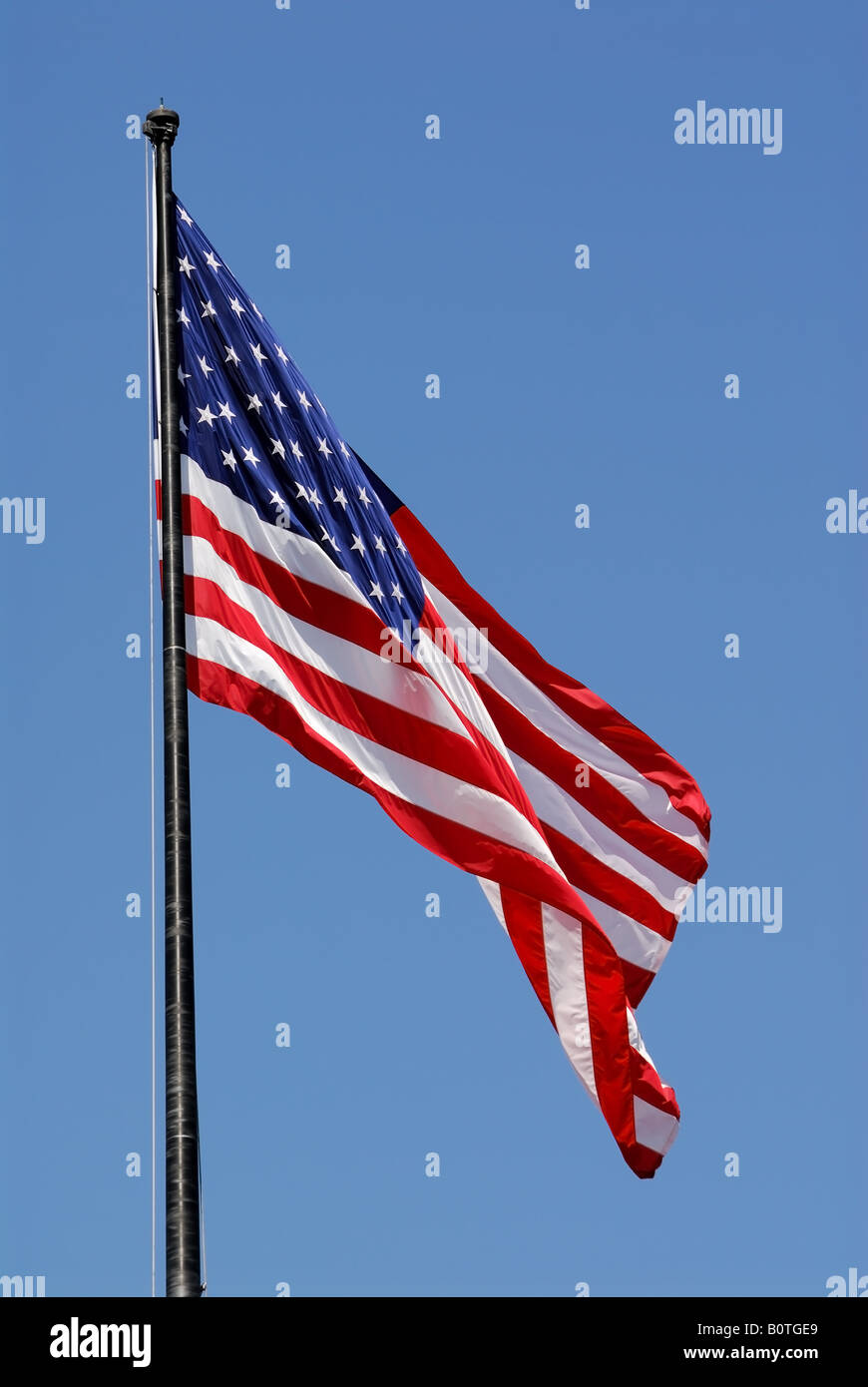Drapeau américain contre le ciel bleu Banque D'Images