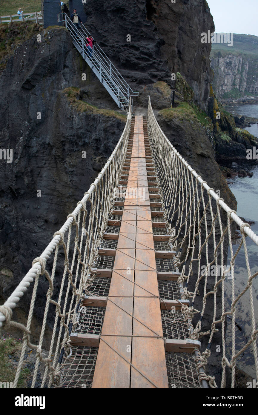 Marcher à travers le carrick a rede Rope Bridge sur le comté d'Antrim Coast Irlande du Nord Banque D'Images