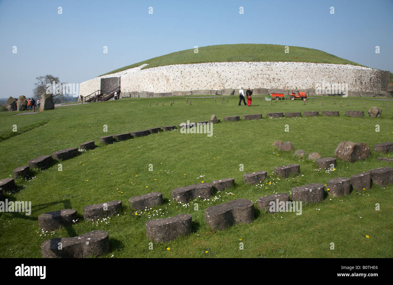 L'organisation groundworks et contours de bâtiments supplémentaires à Newgrange , comté de Meath, république d'Irlande Banque D'Images