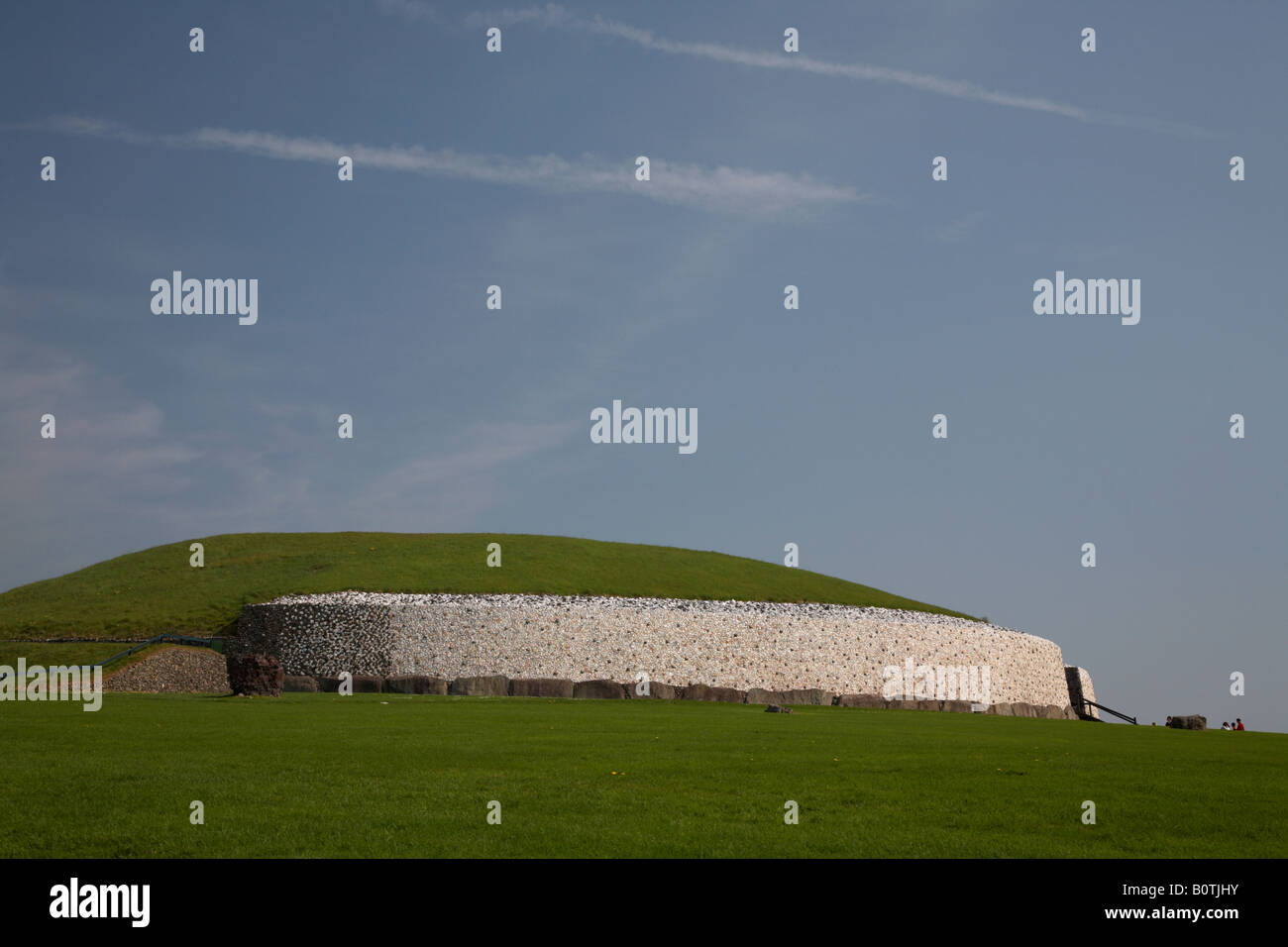 Vue latérale du tombeau mégalithique de newgrange passage , comté de Meath , République d'Irlande Banque D'Images