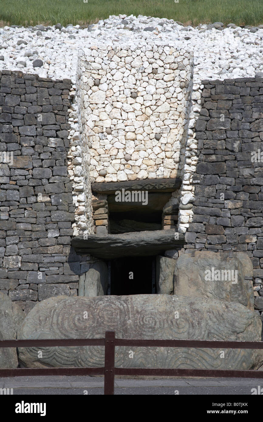 Entrée de la tombe de newgrange passage , le comté de Meath, république d'Irlande montrant un coffre de toit en pierre de seuil d'entrée Banque D'Images