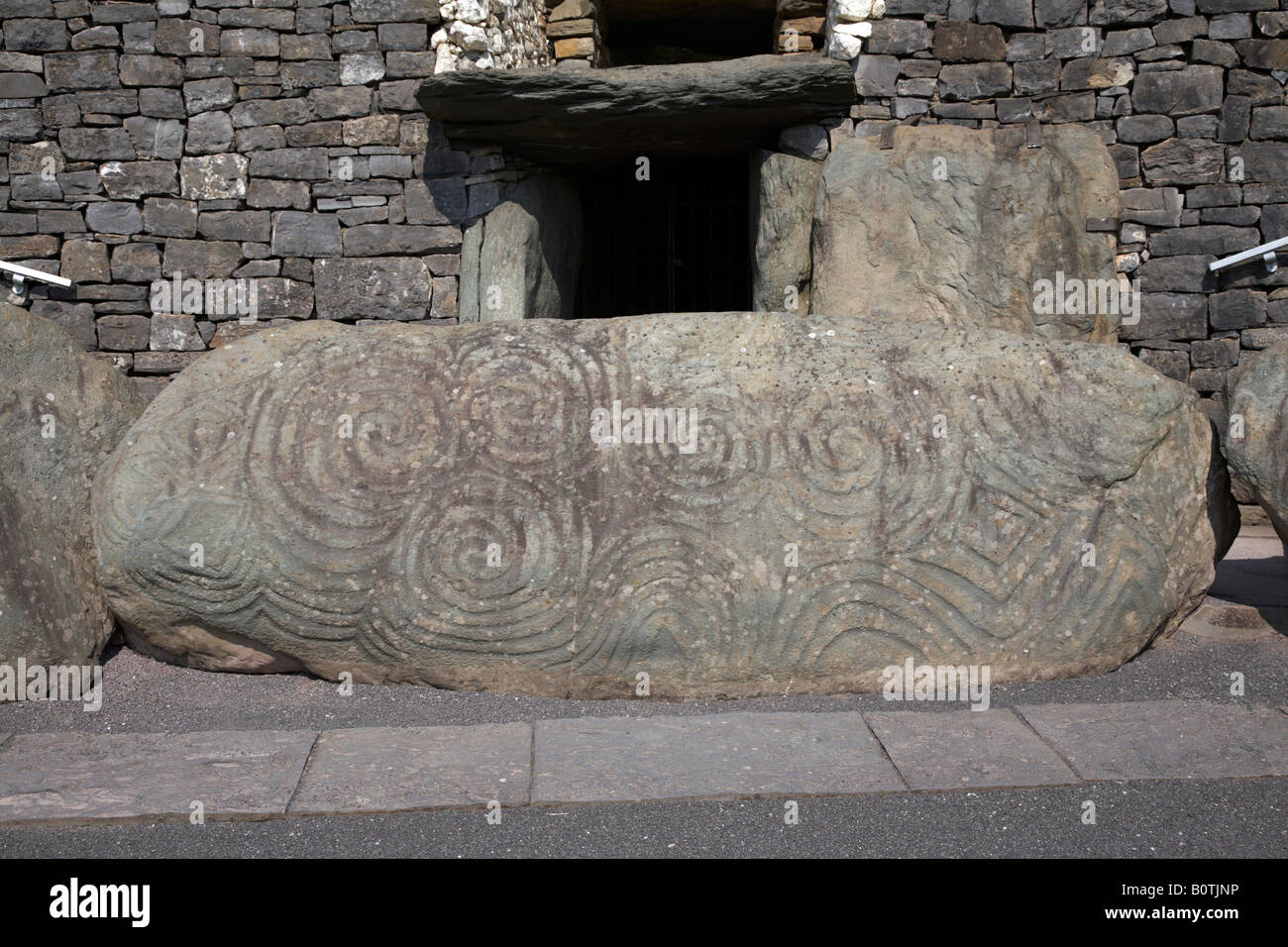 Entrée de la tombe de newgrange passage , le comté de Meath, république d'Irlande montrant un coffre de toit en pierre de seuil d'entrée Banque D'Images