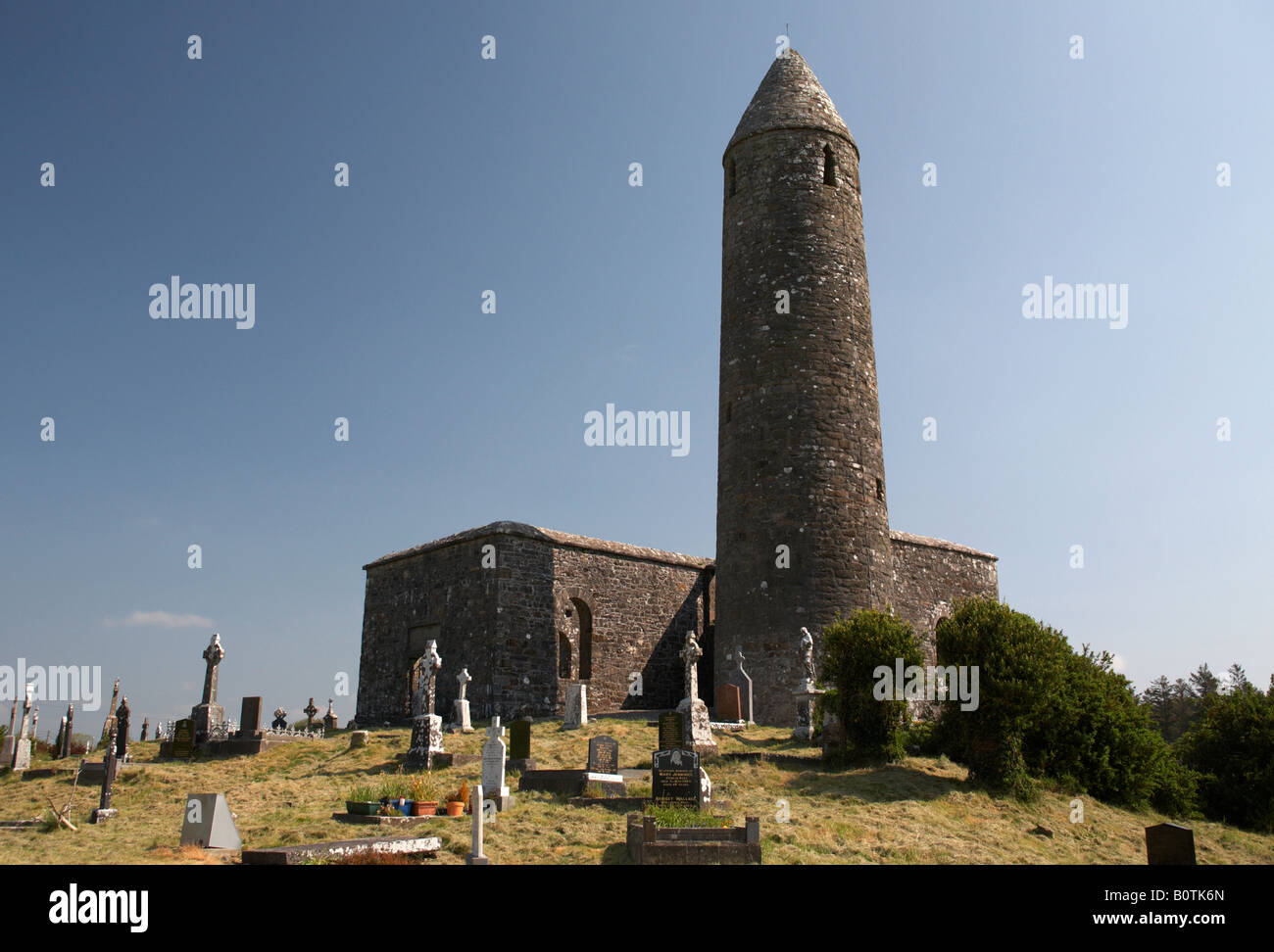 Turlough tour ronde avec cimetière cimetière et le comté de Mayo en Irlande Banque D'Images