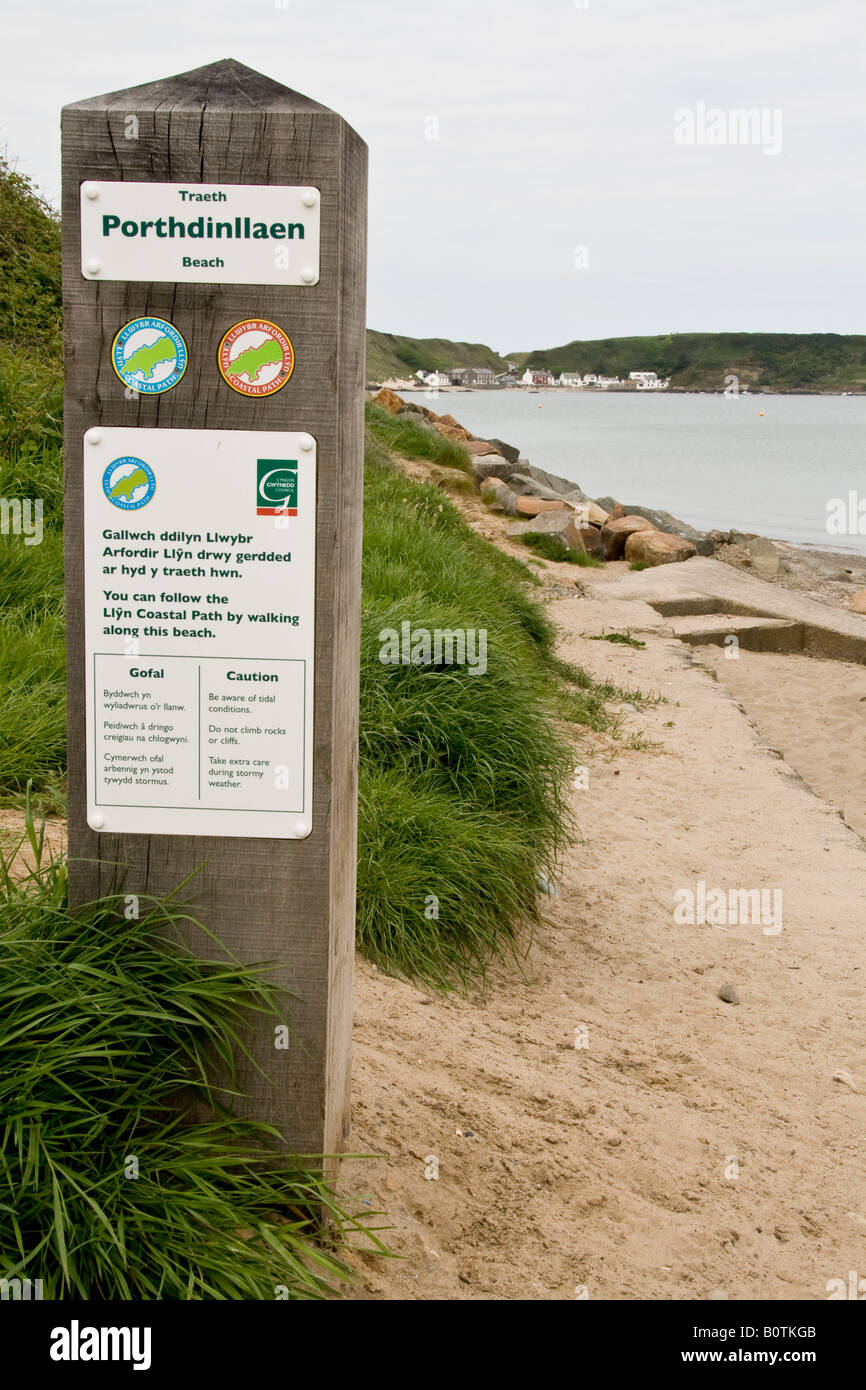 Plage de Porth Dinllaen et village de la distance Banque D'Images