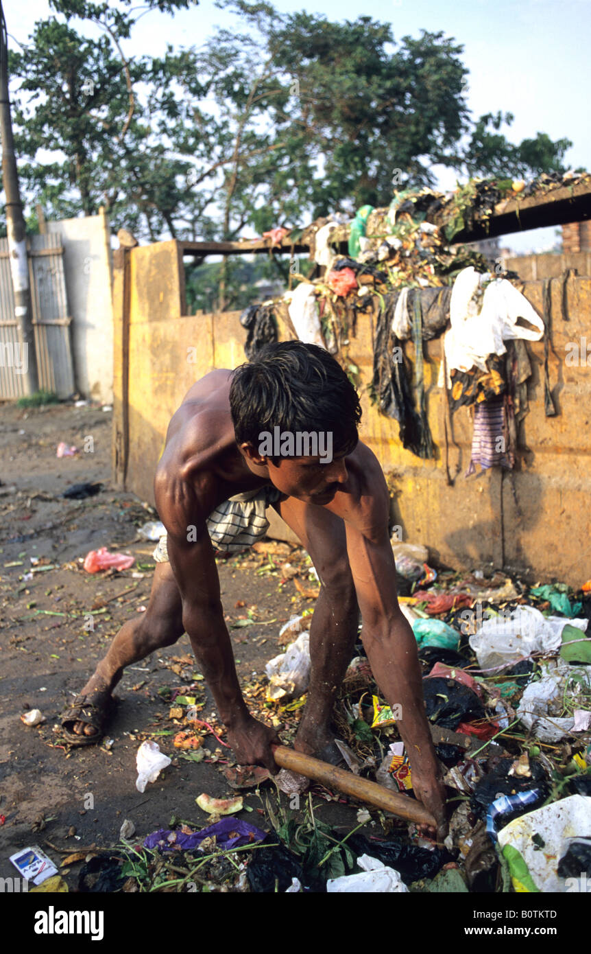 Les collecteurs de tamiser par le public à Dacca la capitale du Bangladesh Banque D'Images