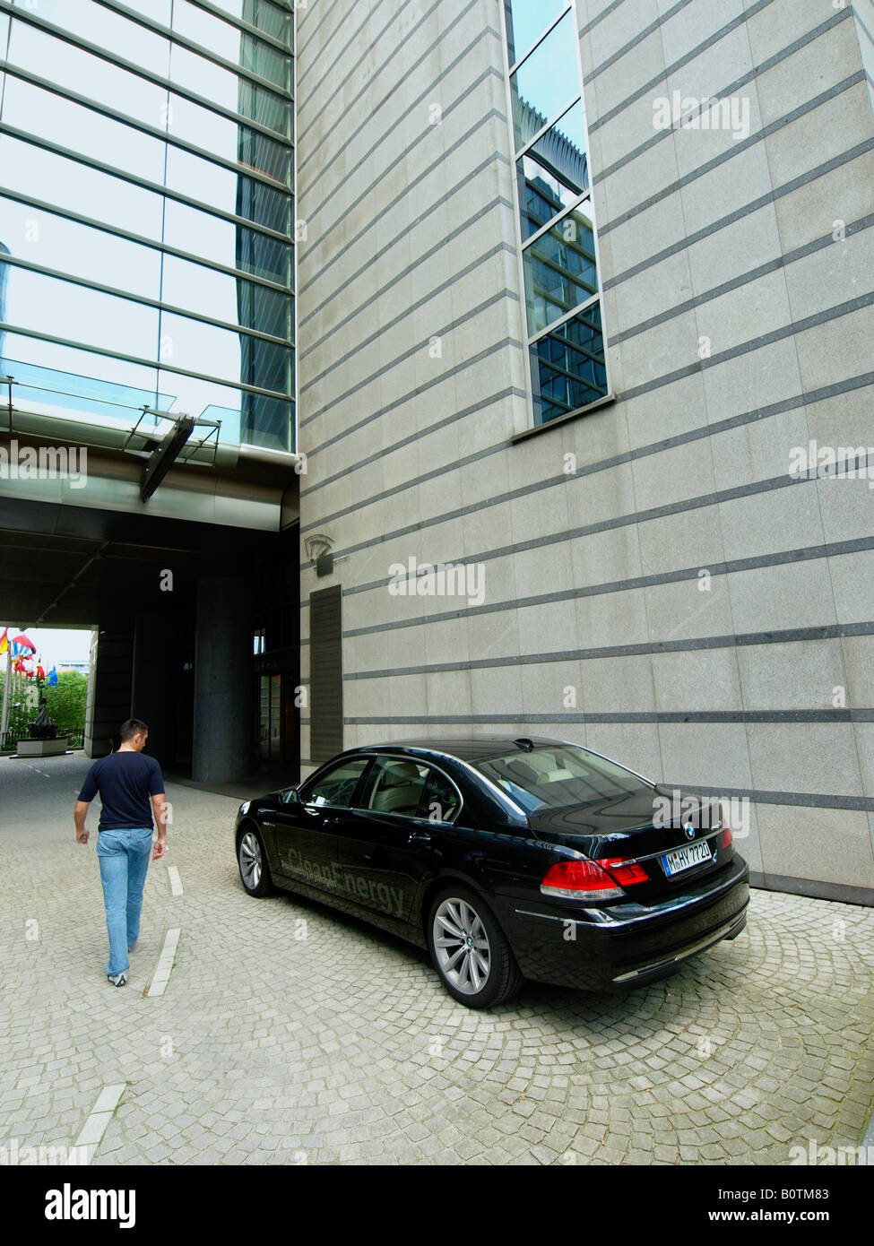 Fonctionnant à l'hydrogène énergie propre BMW série 7 luxe voiture garée en face de l'édifice du Parlement de l'Union européenne Banque D'Images