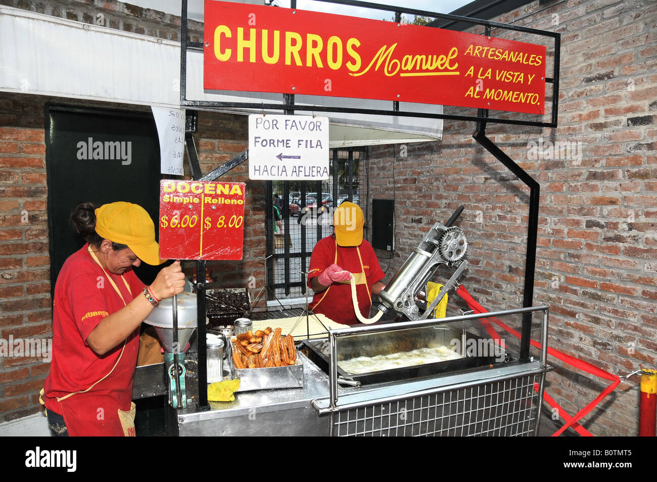 Churros (vendeur) frite, Puerto de Frutos marché, Tigre delta, Argentine Banque D'Images