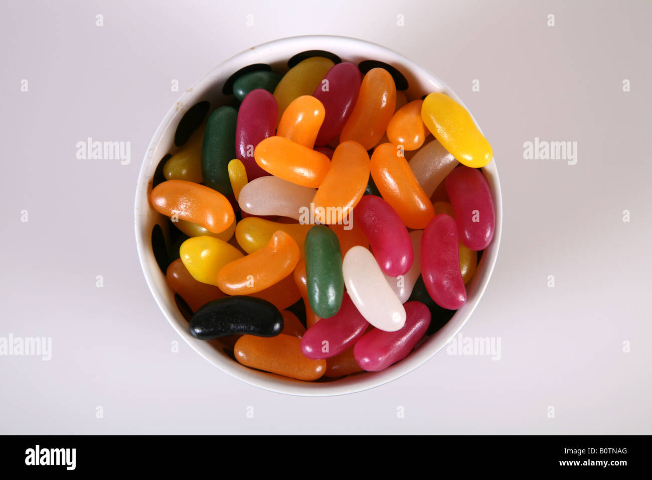 Bol avec Jelly Beans dans Banque D'Images