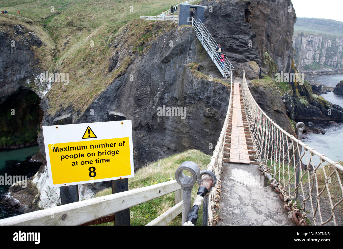 Panneau d'avertissement de limiter le nombre de personnes qui peuvent traverser le carrick a rede en même temps sur le comté d'Antrim Coast n Banque D'Images