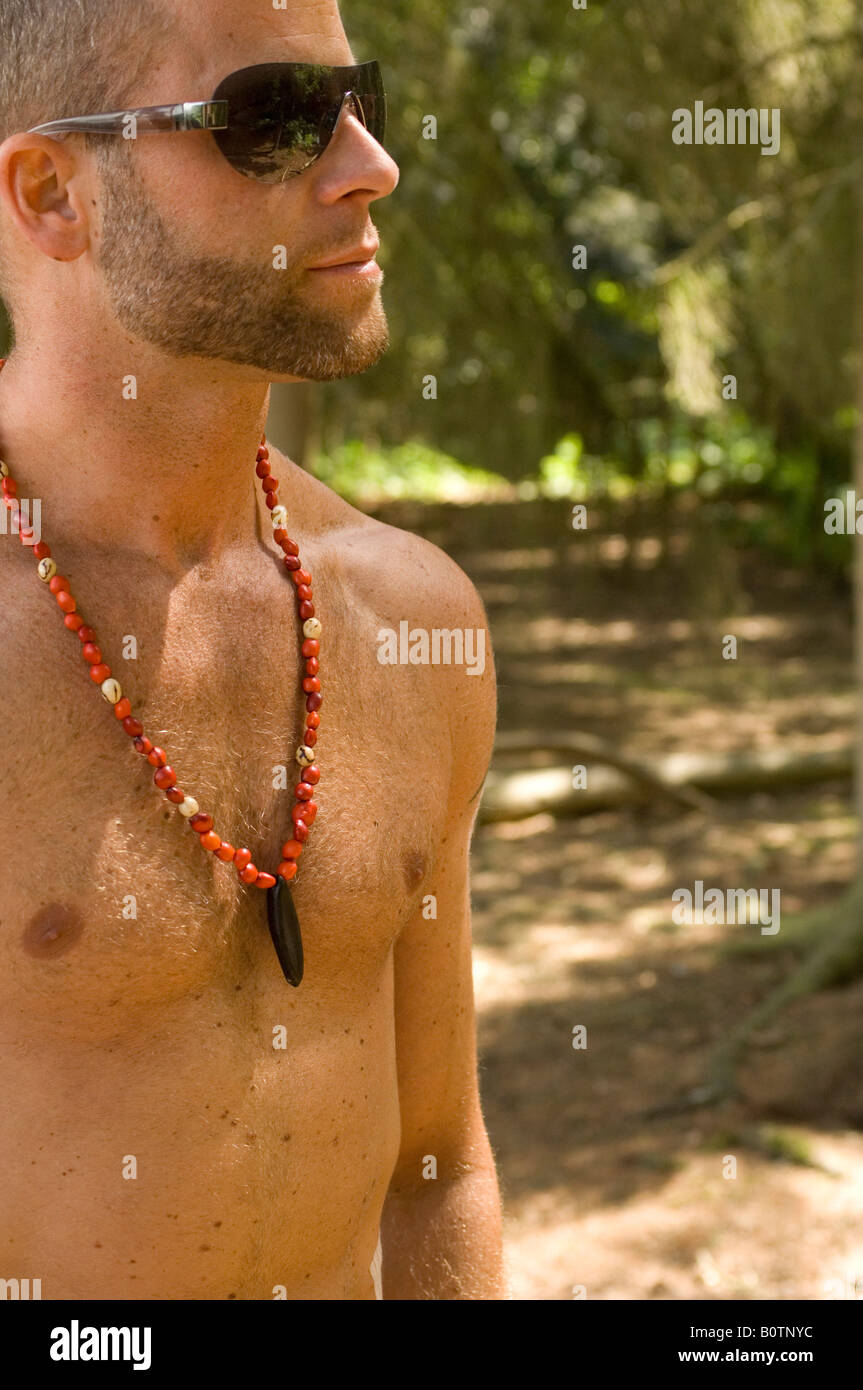 L'homme torse nu portant des lunettes de soleil dans un environnement boisé  Photo Stock - Alamy