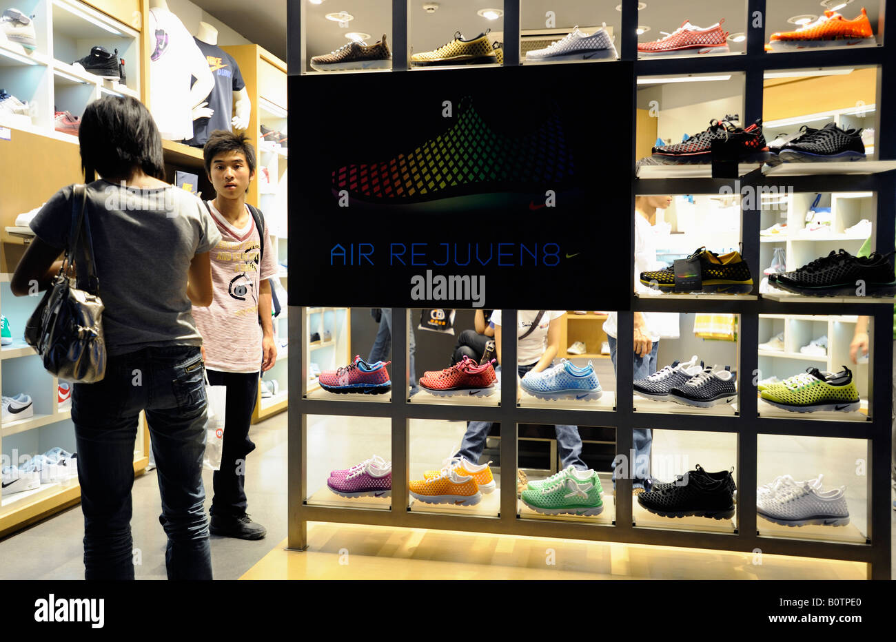 Nike store asia Banque de photographies et d'images à haute résolution -  Alamy