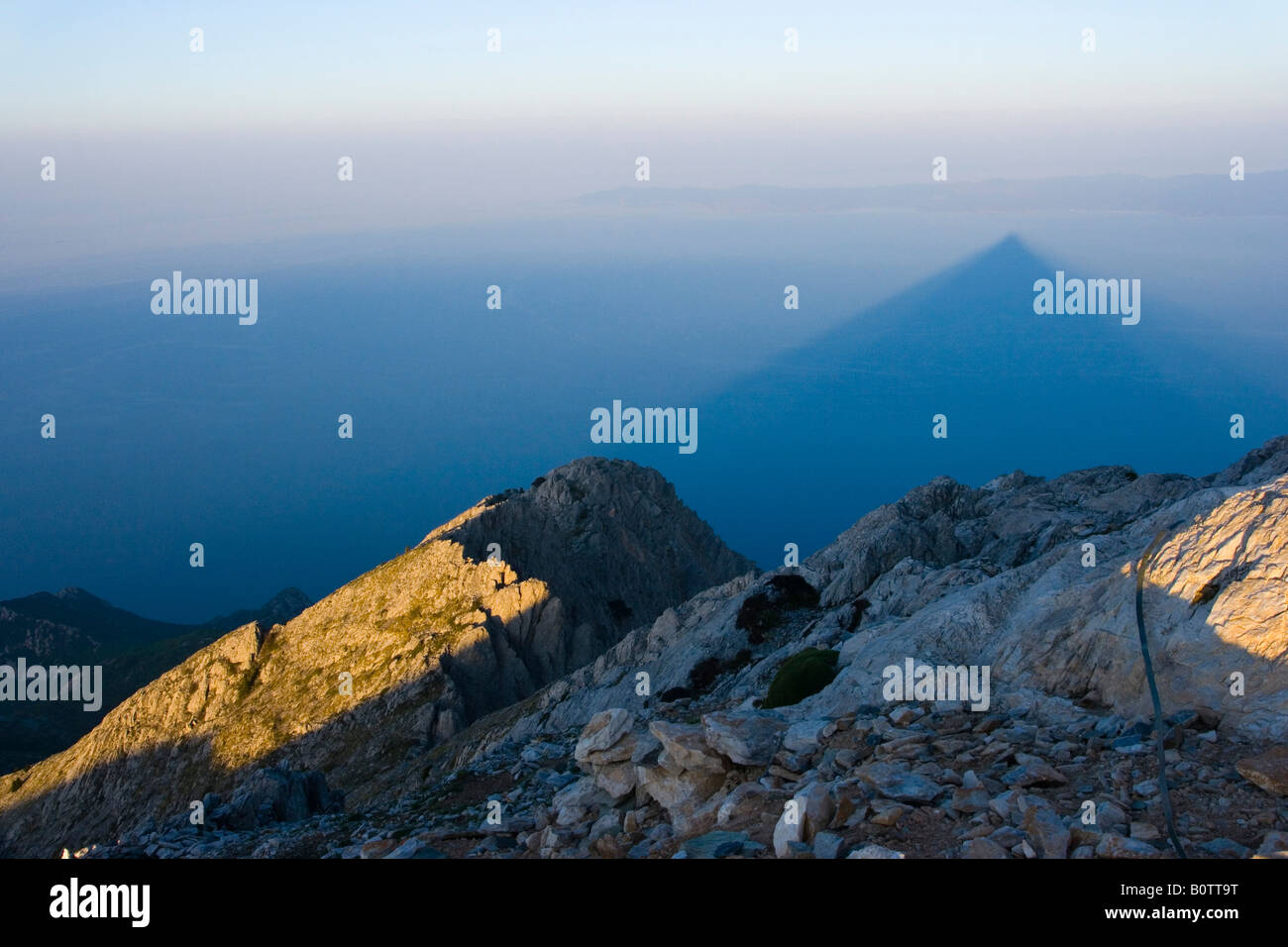 Mont Athos Peak. Le pic projette une ombre sur la mer, paysage du matin, Halkidiki, Grèce Banque D'Images