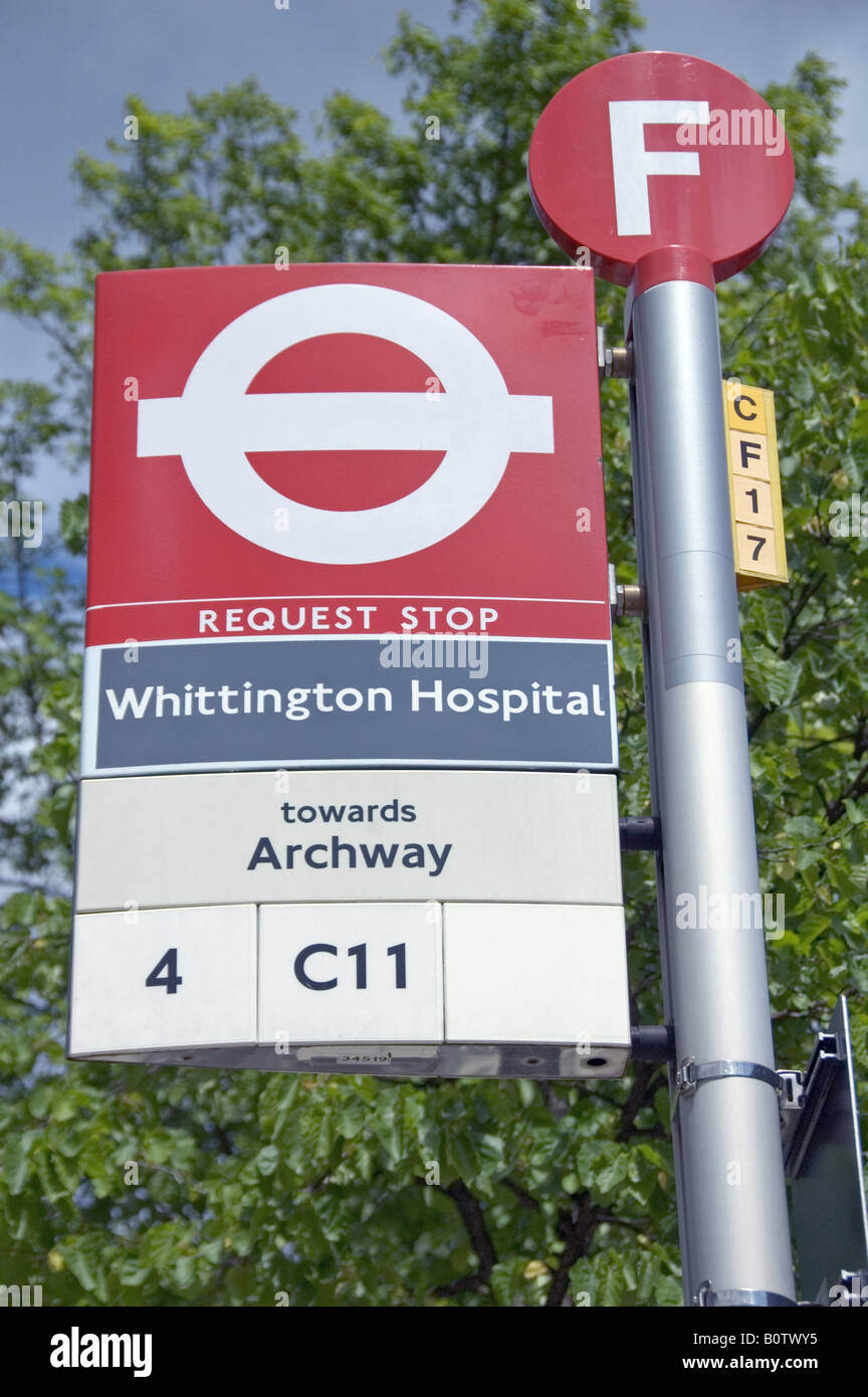 Arrêt de bus devant l'hôpital Whittington le nord de Londres Angleterre Royaume-uni Banque D'Images