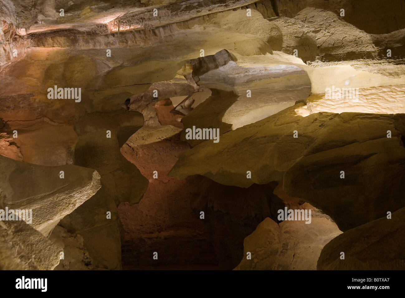 Étrangement un toit incliné profondément à l'intérieur de la Cave des vents près de Colorado Springs, CO Banque D'Images