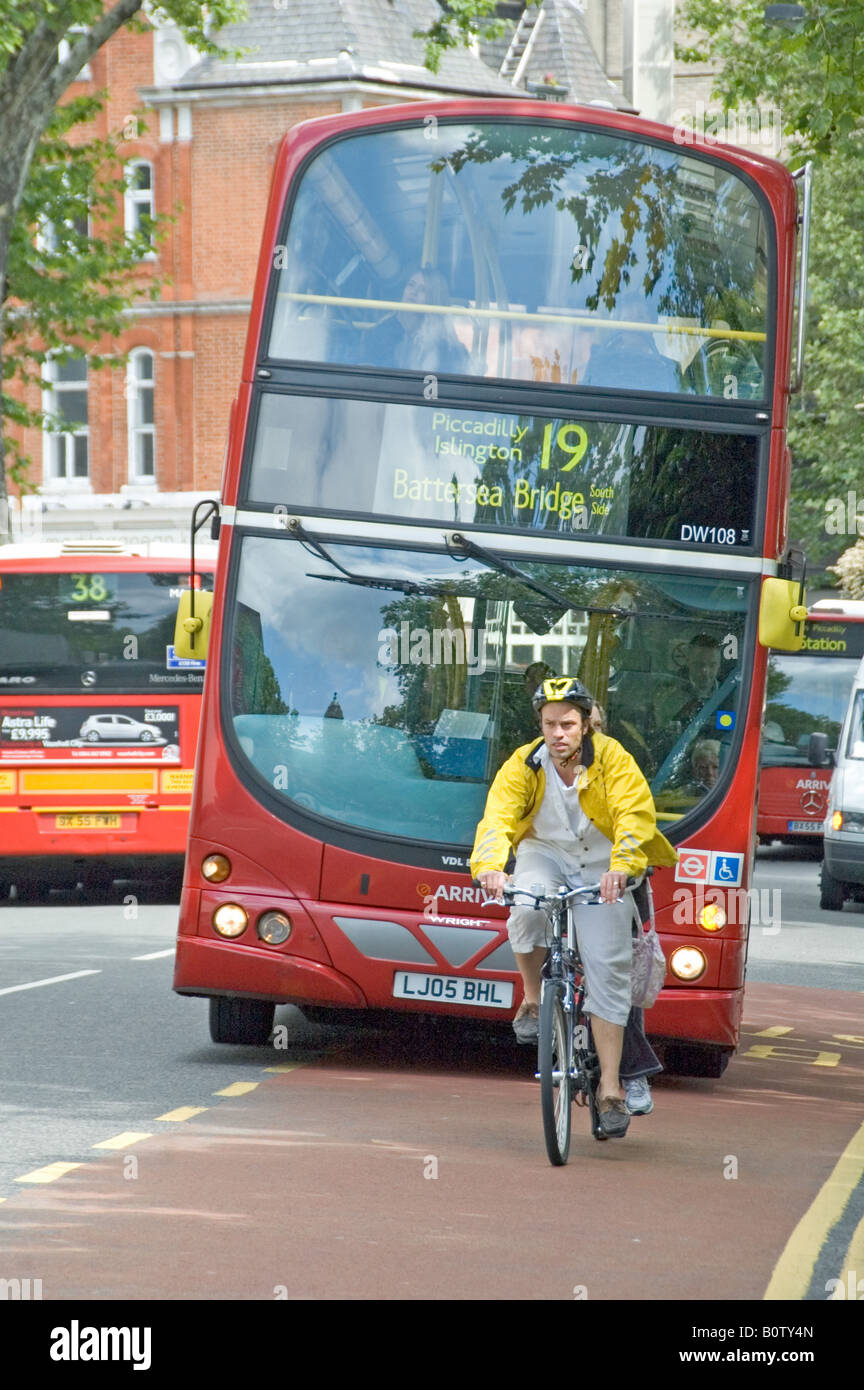 Cycliste de voie réservée en face de bus numéro 19, rue Roseberry Islington Londres Angleterre Royaume-uni Banque D'Images