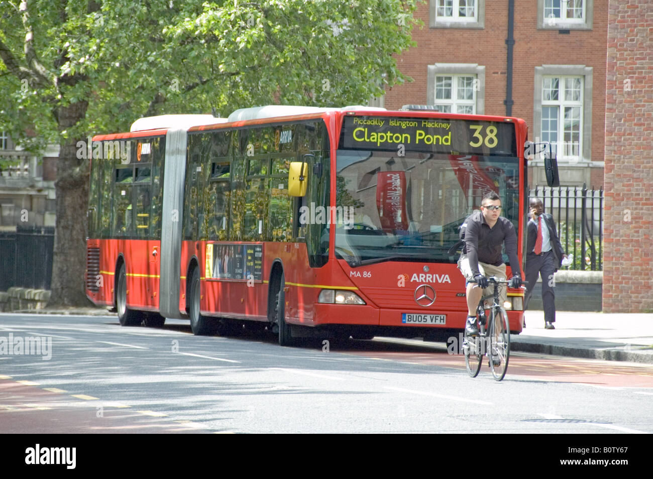 Cycliste à l'avant du bus bendy Roseberry avenue Islington Londres UK Banque D'Images