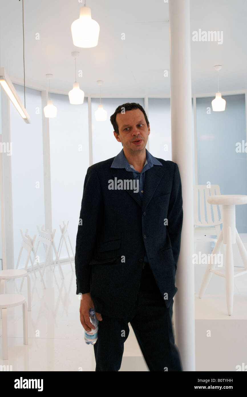 Le Designer Tom Dixon au cours d'une entrevue dans la salle d'Artek showr au Salone del Mobile 2006, Milano, Italie. Banque D'Images