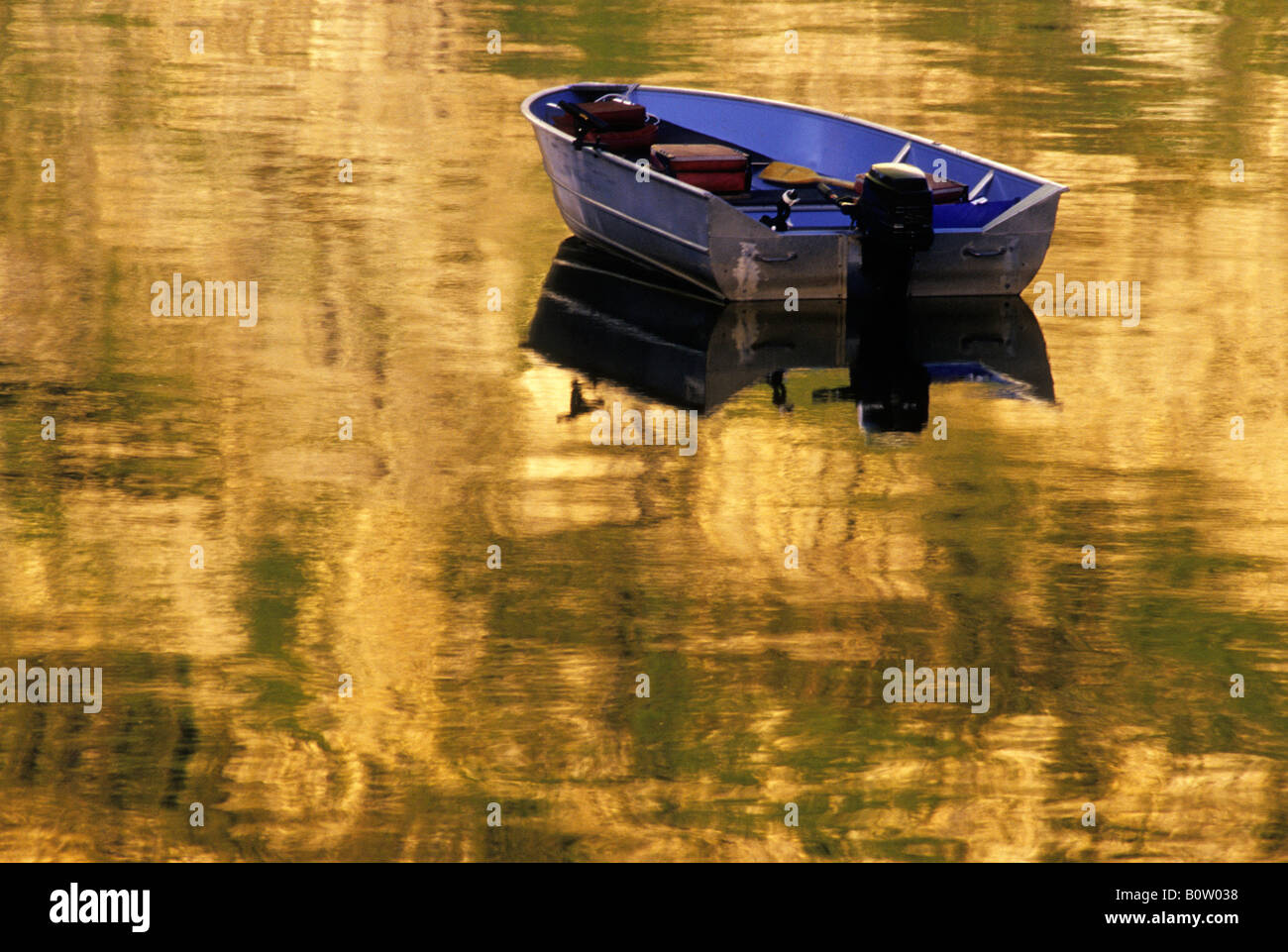 Barque sur le lac de Sabrina, Inyo National Forest, la Sierra Nevada, en Californie, USA Banque D'Images