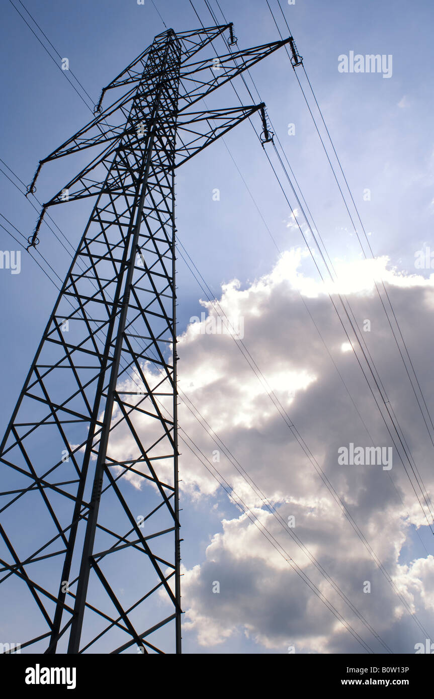 Hightension ) poteaux électriques haute tension des en-avant d'un ciel bleu  et nuages blancs Photo Stock - Alamy