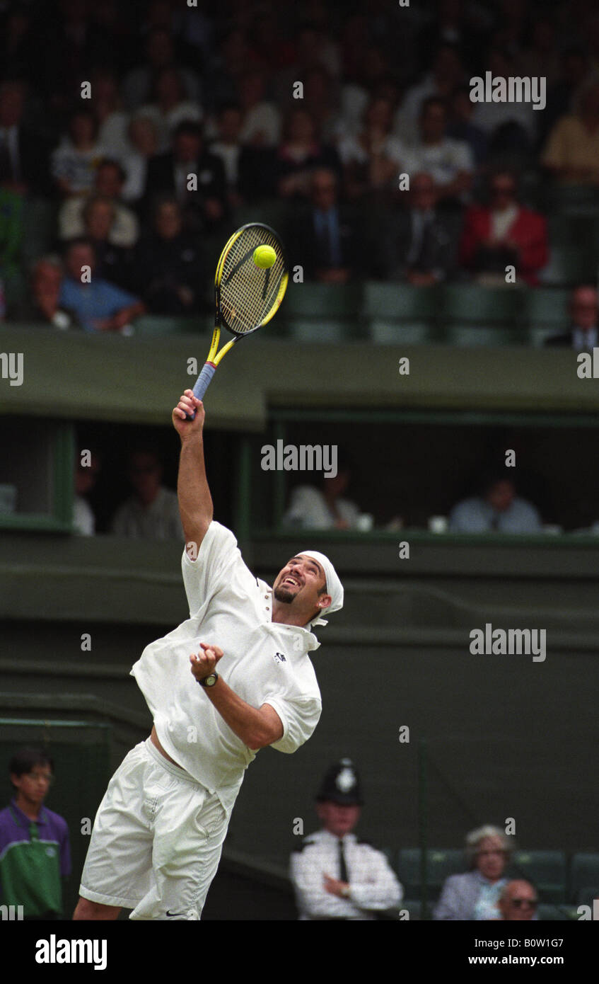 Tennis de Wimbledon 1995 Andre Agassi servant sur le Court Central Banque D'Images