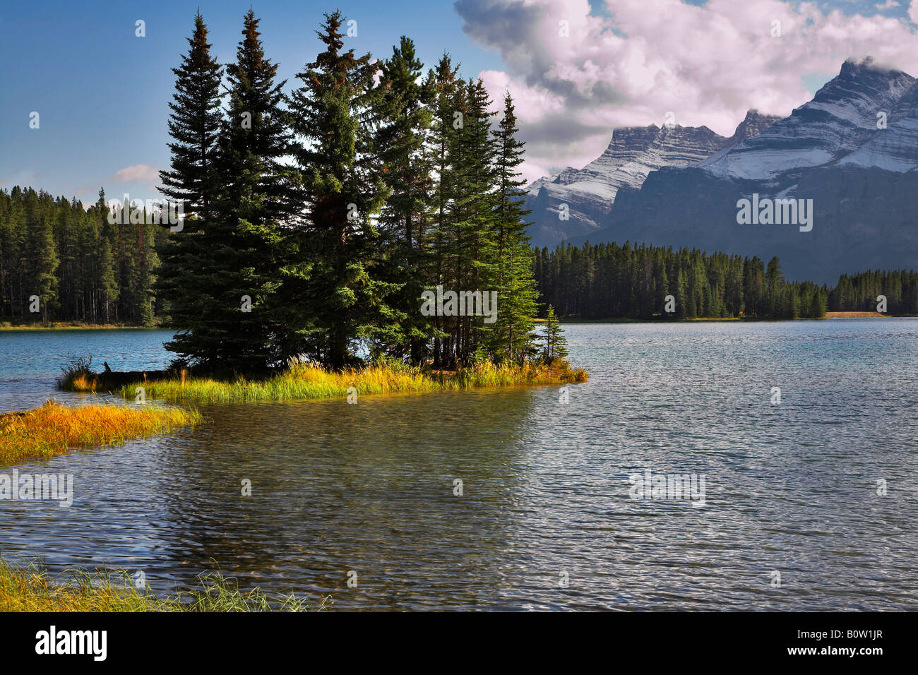 Lac et petite île pittoresque en réserve dans le nord du Canada Banque D'Images