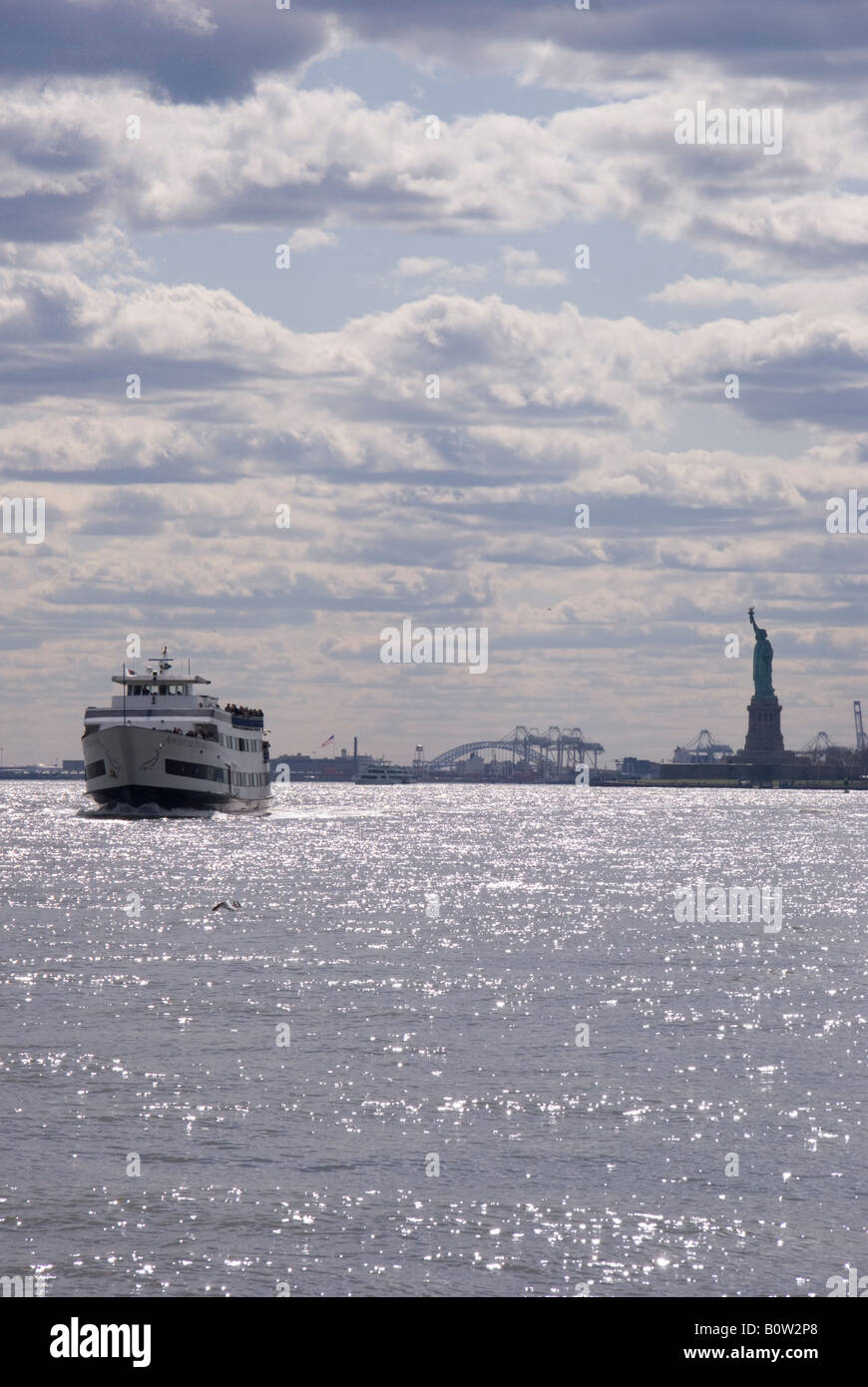 New York City Manhattan vue de satue de la Liberté et Ellis Island de South Street Port avec navire d'excursion Banque D'Images