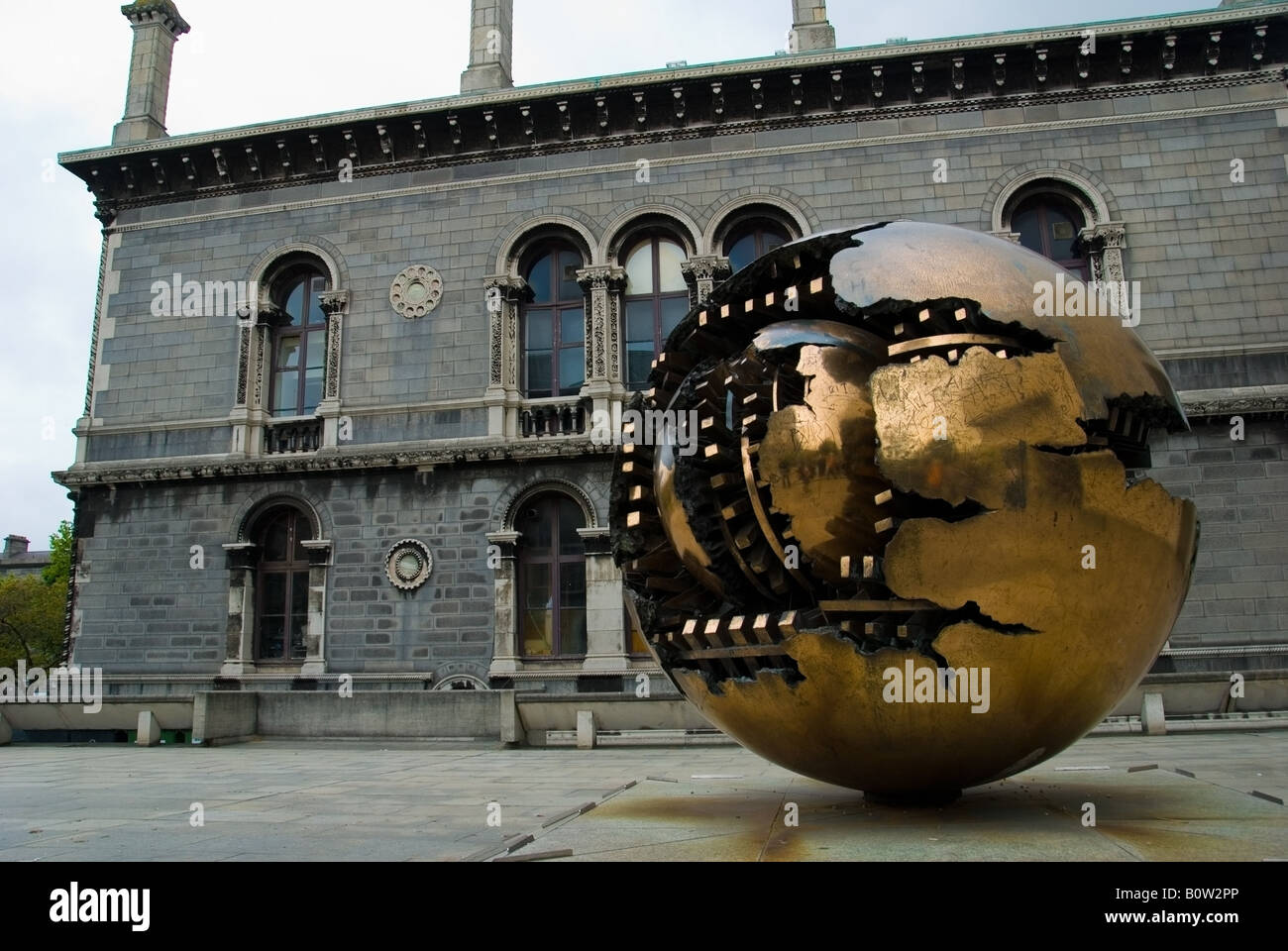 Sphère Sphère au sein de Trinity College de Dublin Banque D'Images