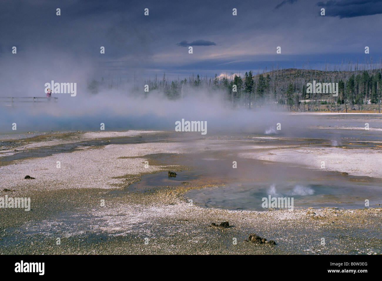 Les touristes sur demande Piscine Arc-en-ciel du bassin de sable noir le Parc National de Yellowstone au Wyoming Banque D'Images