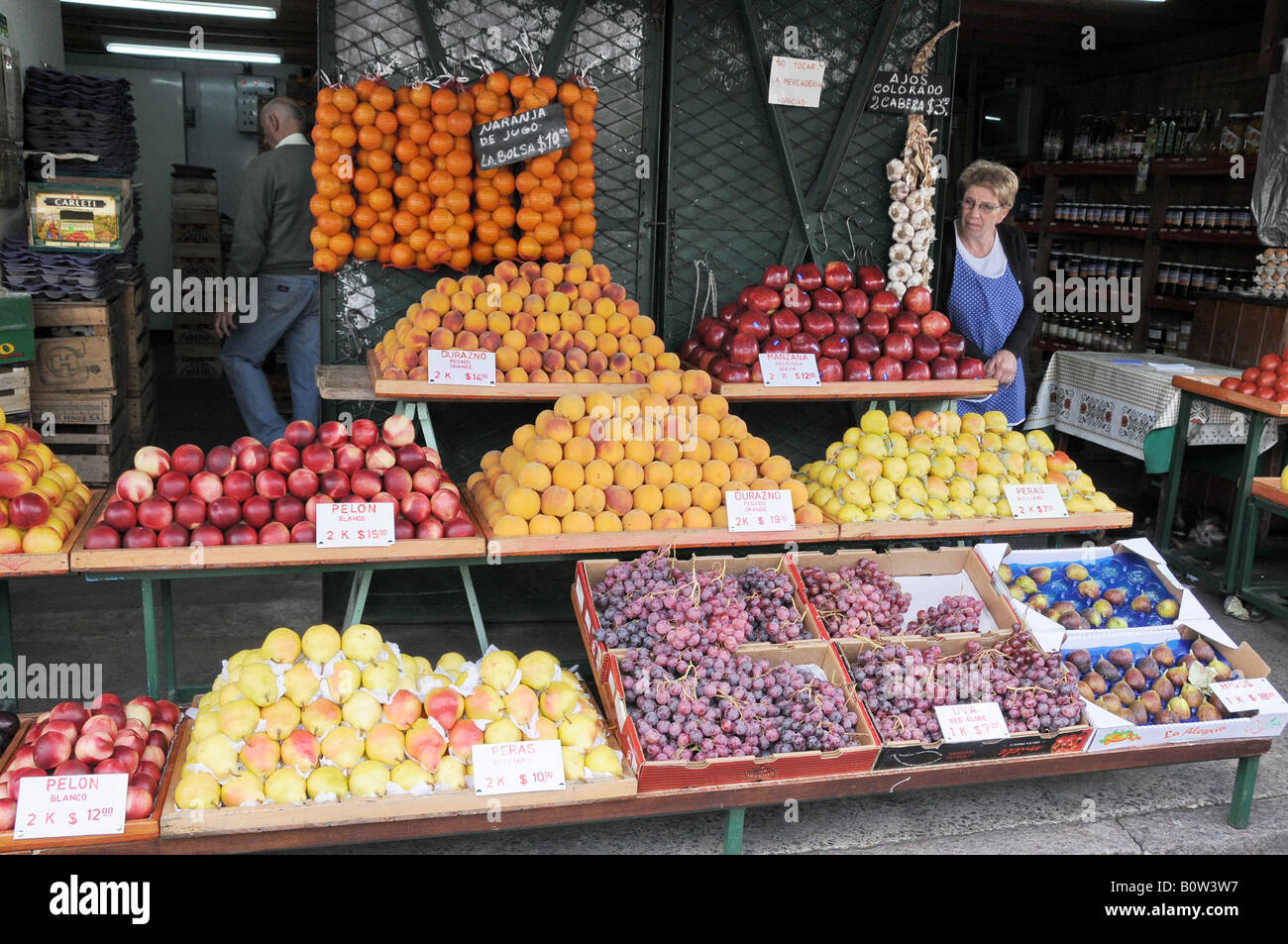 Vendeur de fruits, Puerto de Frutos, Tigre delta, Argentine Banque D'Images