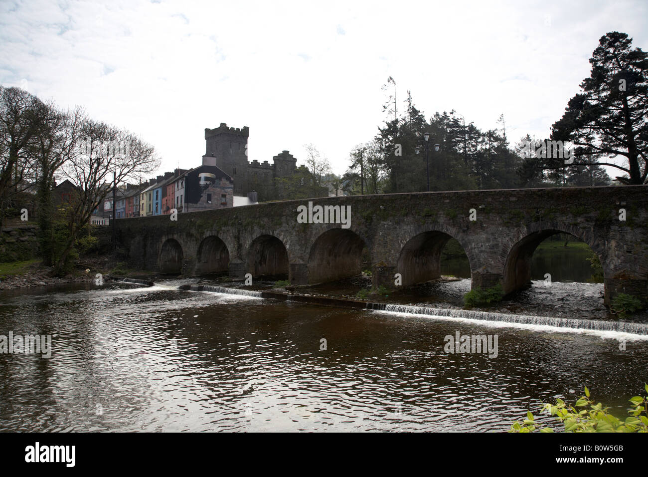 Vieux pont de pierre sur la rivière sullane avec château en arrière-plan à Macroom dans le comté de Cork en république d'Irlande Banque D'Images