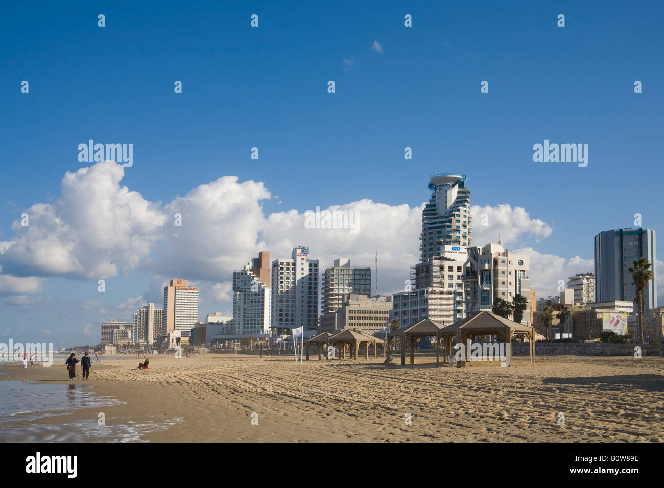 Hôtels et immeubles de grande hauteur le long de la plage, à Tel Aviv, Israël, Moyen Orient Banque D'Images