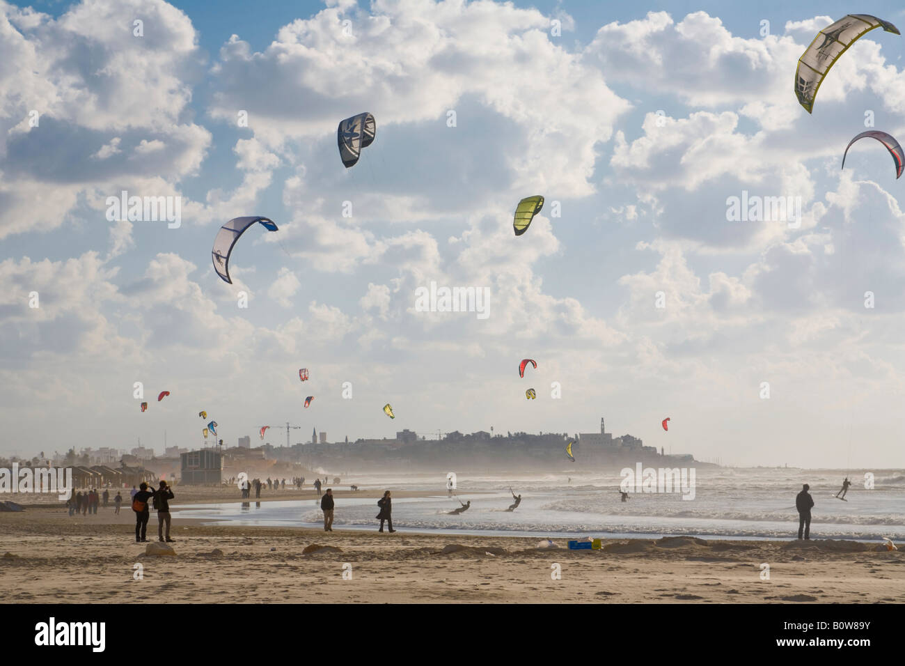 Kite surfeurs et sur la plage le long de la plage de Tel Aviv, Israël, Moyen Orient Banque D'Images