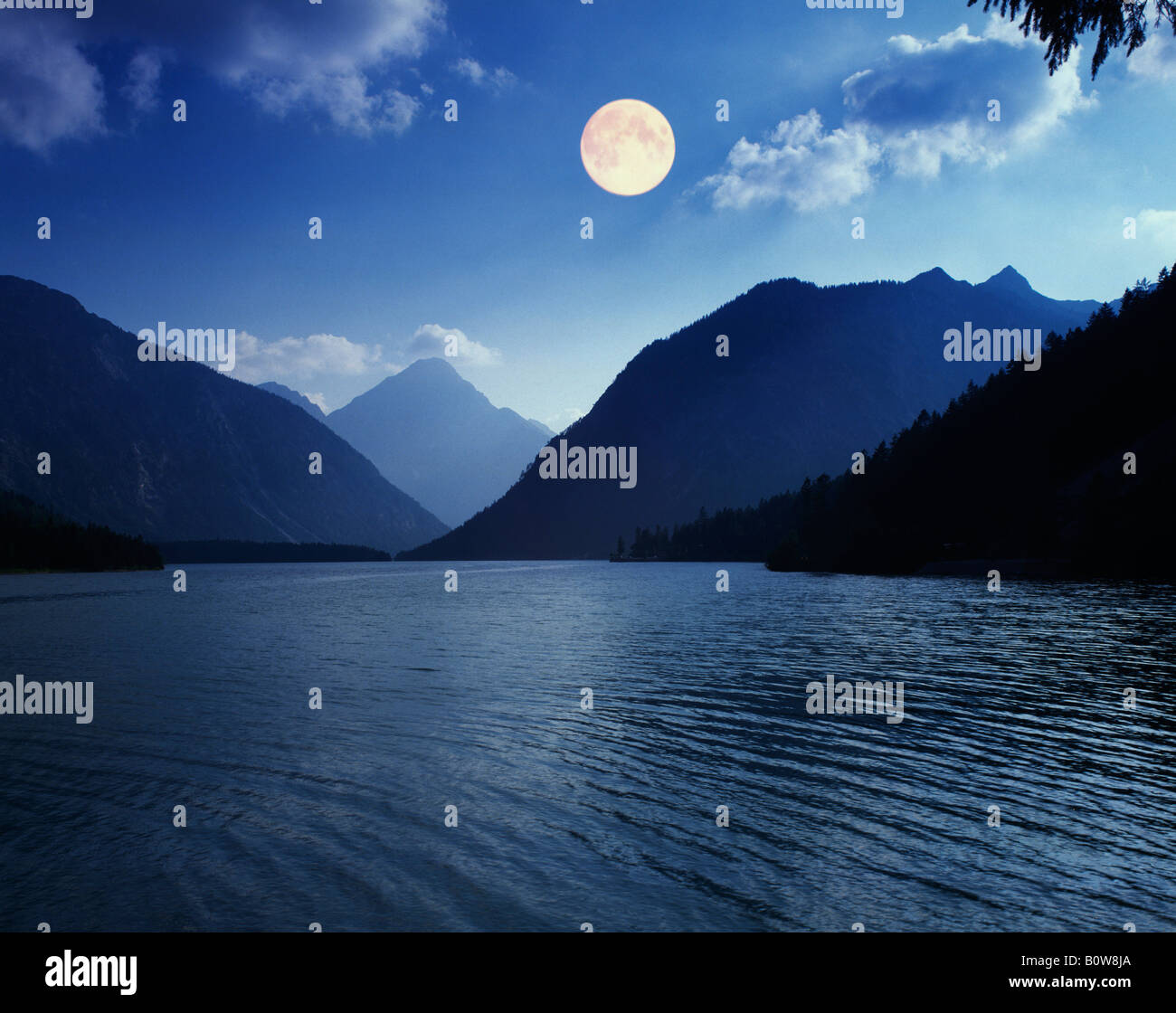Lune au-dessus du lac Plansee près de Reutte, Tyrol, Autriche, Europe Banque D'Images