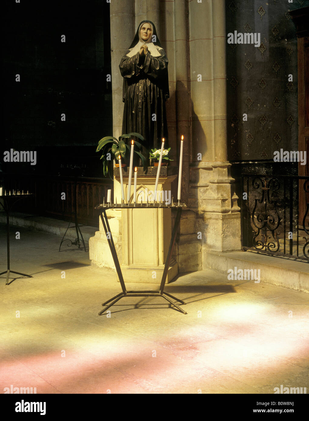 Statue de sainte Bernadette de Lourdes, dans la Cathédrale de St Cyr et Ste Juliette, Nevers, Nièvre, France, Europe Banque D'Images