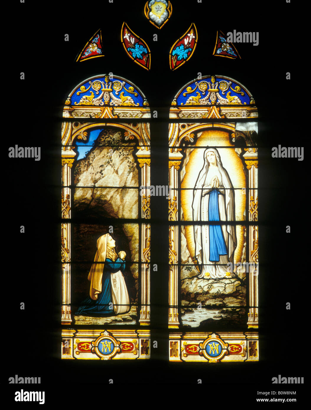 Vitrail représentant la Vierge Marie apparaissant avant de sainte Bernadette Soubirous, paroisse, Église de Saint Amand Montrond, Banque D'Images