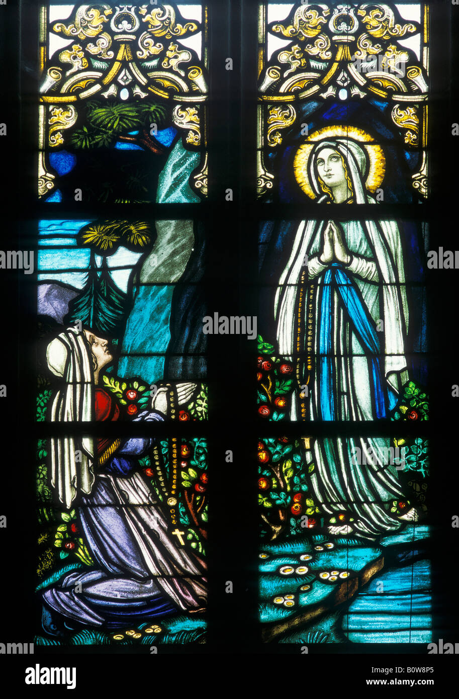 Vitrail daté 1900, la vision de la Vierge Marie apparaissant avant de Bernadette Soubirous à Lourdes, Mariae Himmelfahrt Banque D'Images