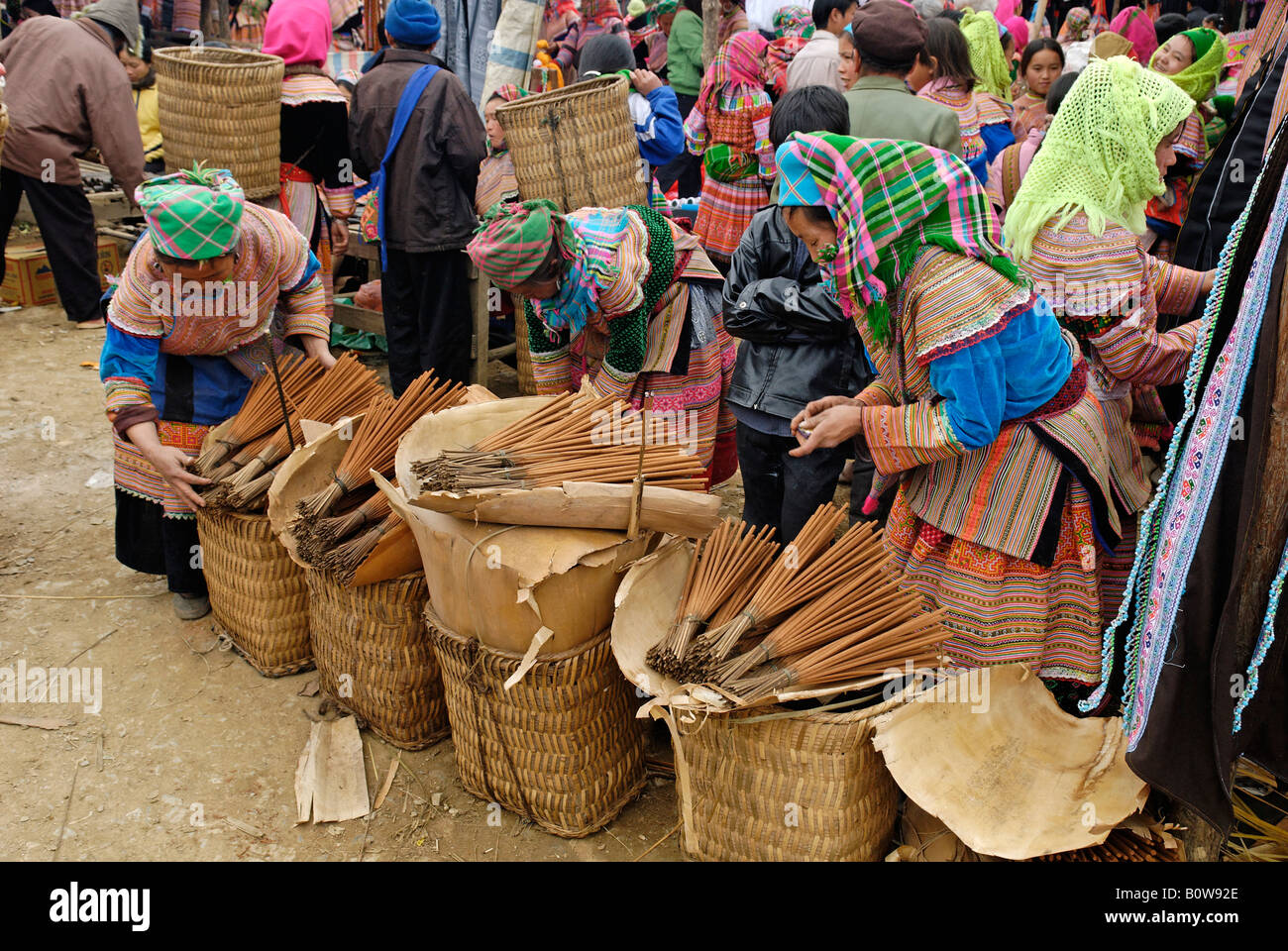 Les femmes Hmong fleurs, marché de Bac Ha, Ha Giang Province, Vietnam du Nord, en Asie du sud-est Banque D'Images