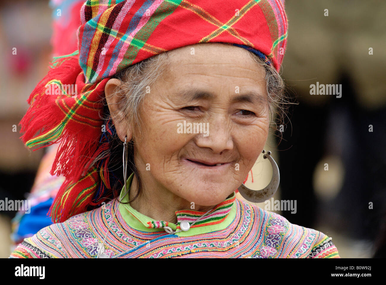 Vieille Femme Hmong fleurs, marché de Bac Ha, Ha Giang Province, Vietnam du Nord, en Asie du sud-est Banque D'Images