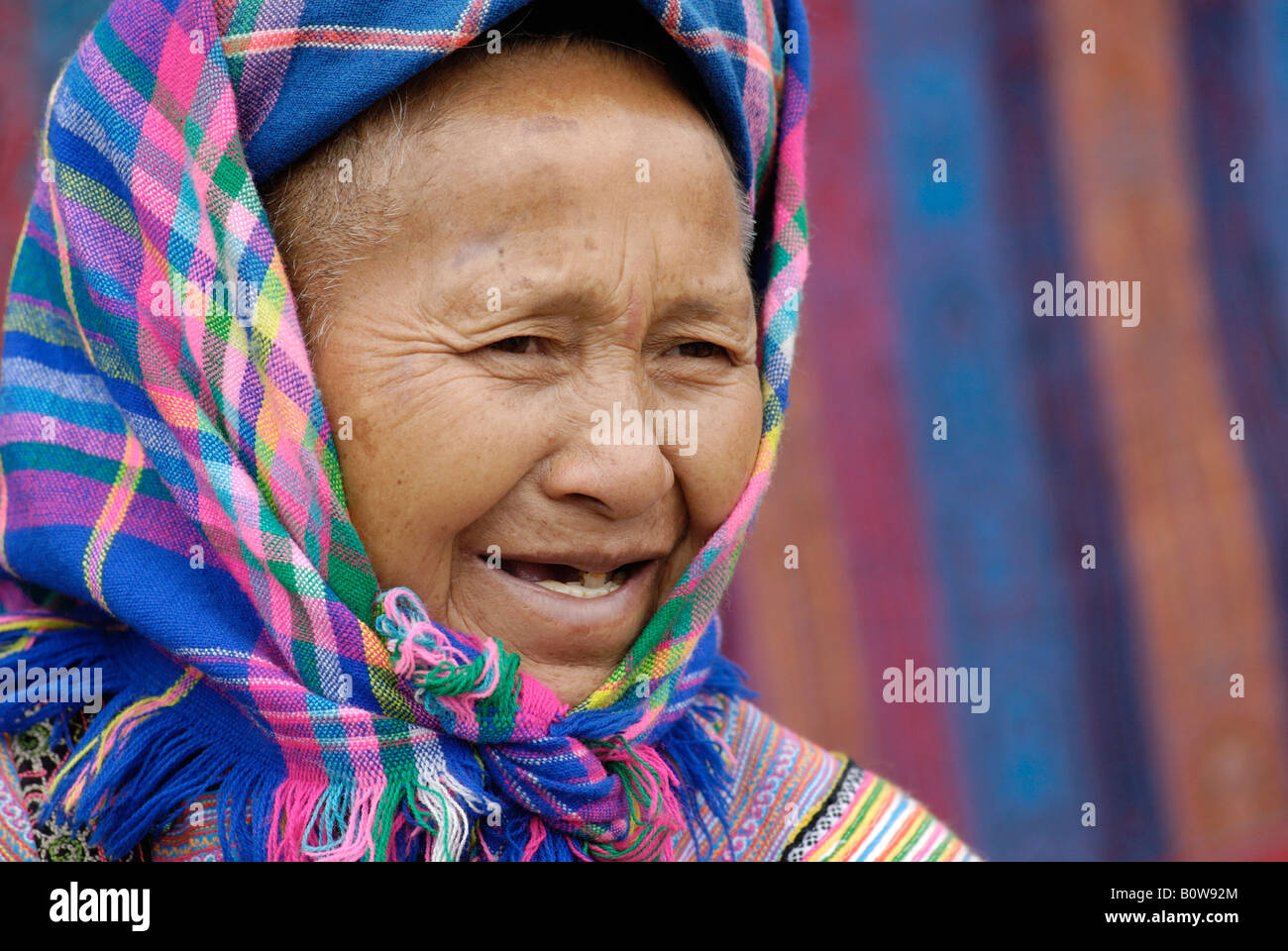 Vieille Femme Hmong fleurs, marché de Bac Ha, Ha Giang Province, Vietnam du Nord, en Asie du sud-est Banque D'Images