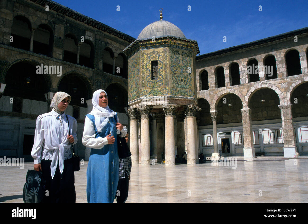 Deux femmes voilées à la mosquée des Omeyyades ou Grande Mosquée de Damas, en Syrie, au Moyen-Orient Banque D'Images