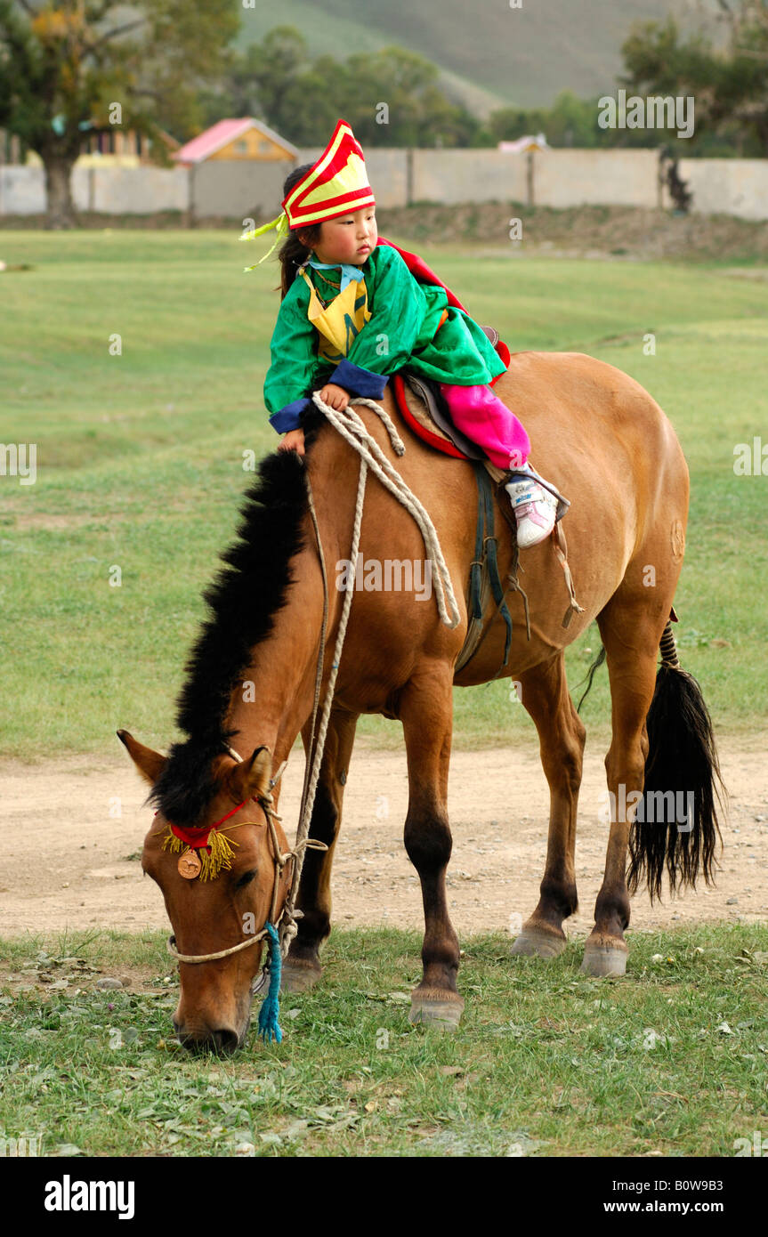 4-year-old girl riding a horse, participant au concours de l'équitation Lantern Festival, la Mongolie, l'Asie Banque D'Images