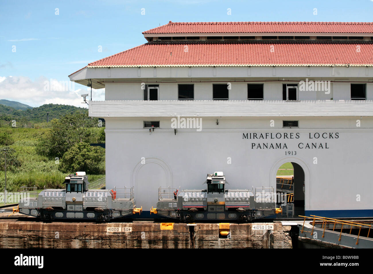 Canal de Panama Miraflores Locks locomotive électrique utilisé pour le remorquage de navires Banque D'Images