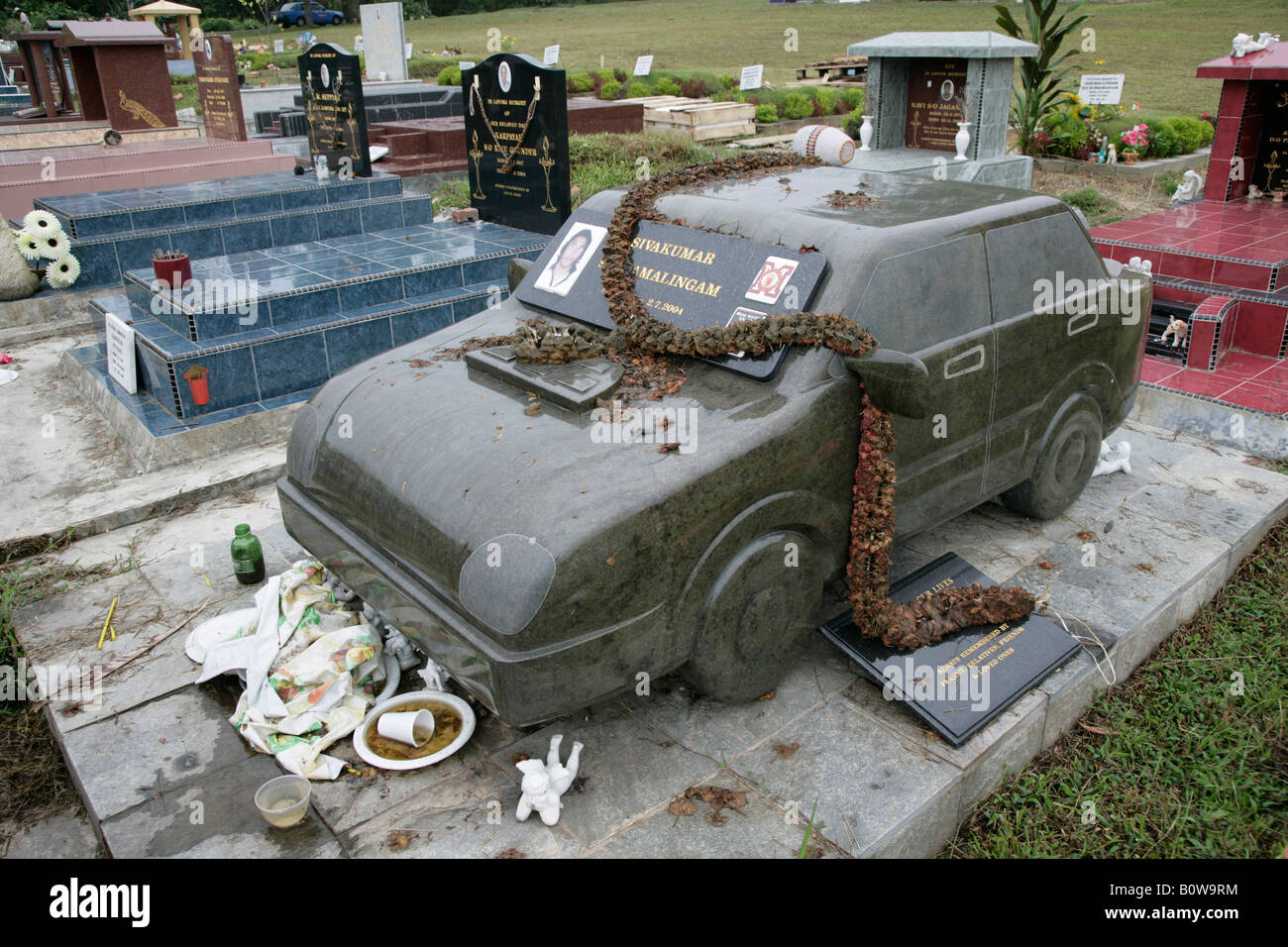 Pierre tombale en forme de voiture lors d'un cimetière confessionnel à Singapour, en Asie du sud-est Banque D'Images