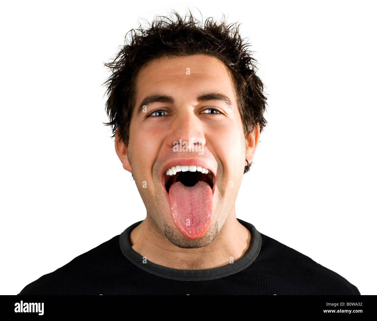 Jeune homme crier crier et souriant avec sa langue dehors Banque D'Images