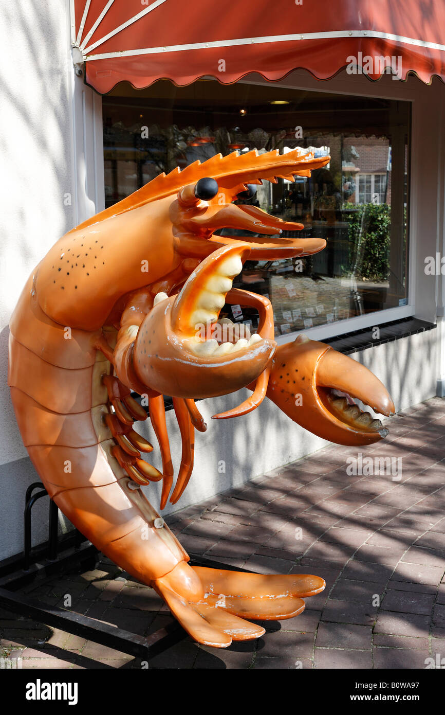 Sculpture du homard, la publicité pour un magasin de fruits de mer, Domburg, Walcheren, Zélande, Pays-Bas Banque D'Images