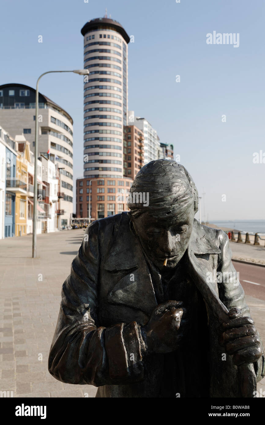 Sculpture en bronze d'un homme allumer une cigarette, Boulevard Evertsen, Vlissingen, Walcheren, Zélande, Pays-Bas, Europe Banque D'Images