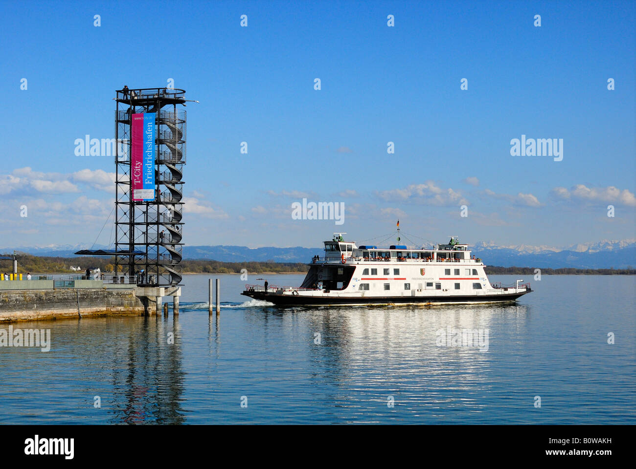 Molenturm Tower et le MF-Friedrichshafen ferry, Friedrichshafen, Bade-Wurtemberg, Allemagne, Europa Banque D'Images