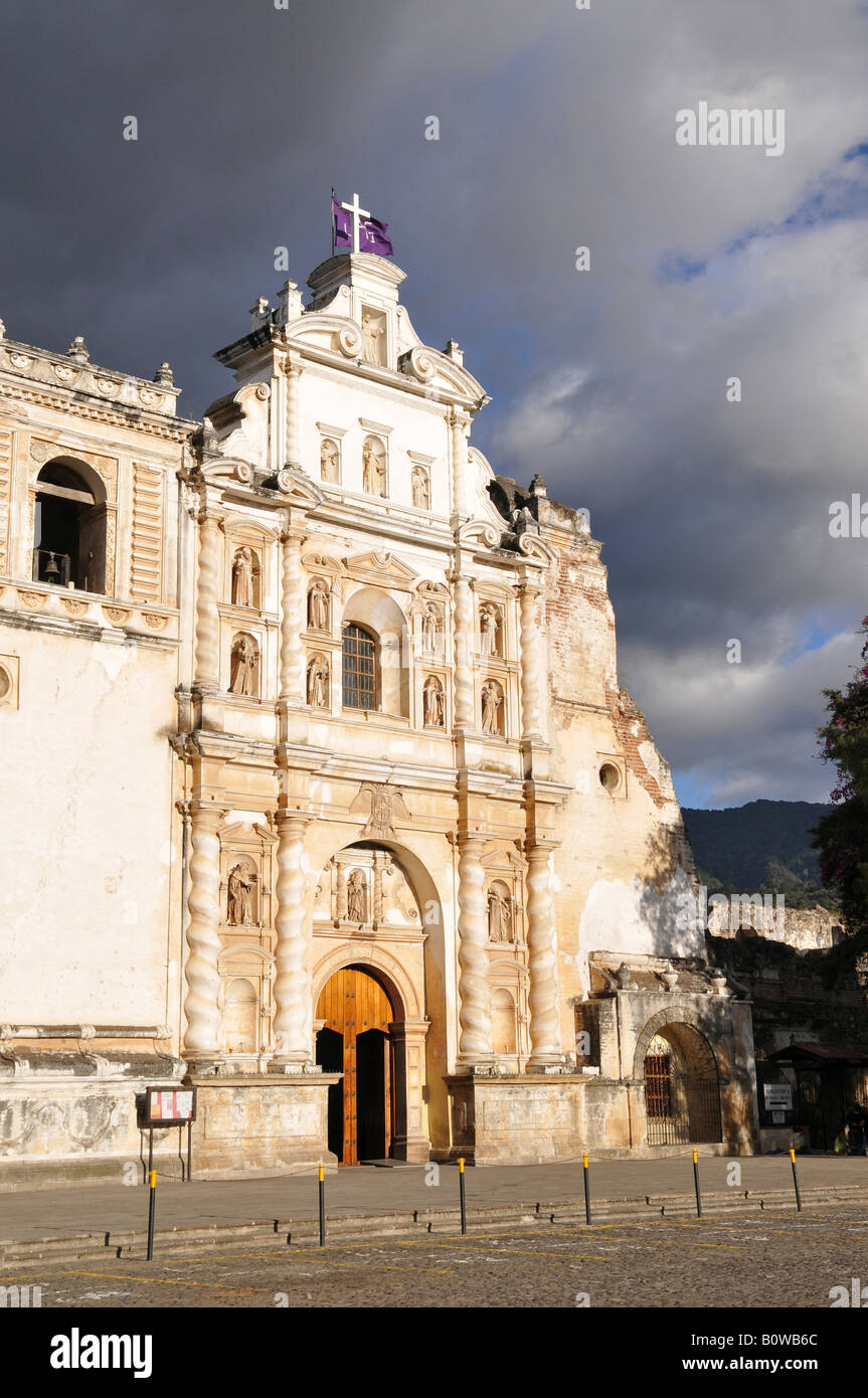 L'église San Francisco El Grande, Antigua, Guatemala, Amérique Centrale Banque D'Images