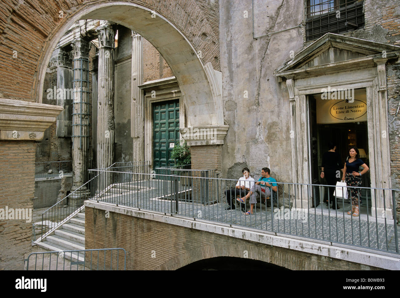 Portico Octavia, Église Sant'Angelo in Pescheria, meubles shop, Rome, Latium, Italie Banque D'Images